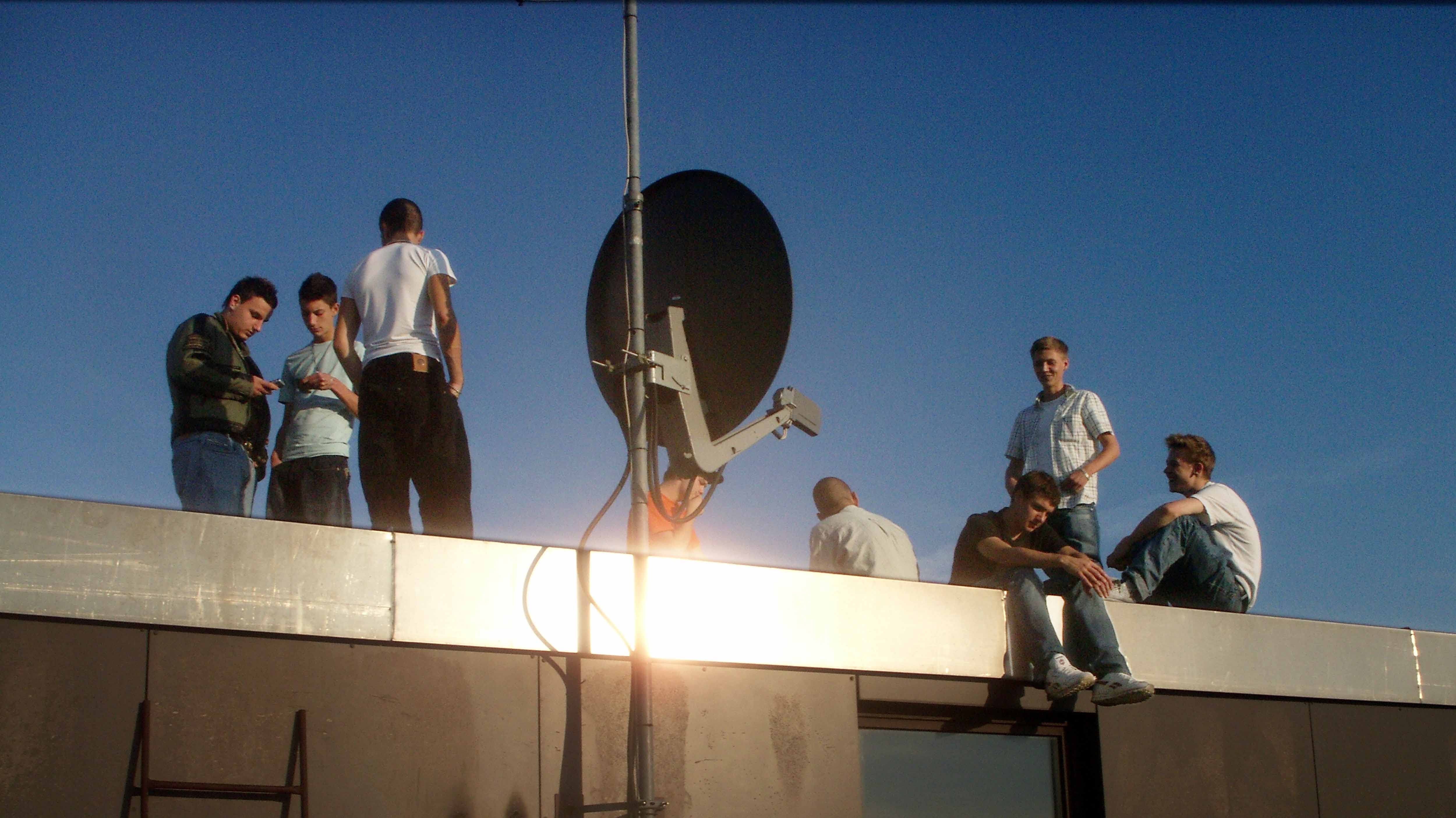 Jugendliche auf Hochhausdachb 2000